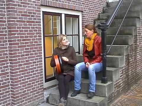 The Lasses singing The Cobbler's Daughter